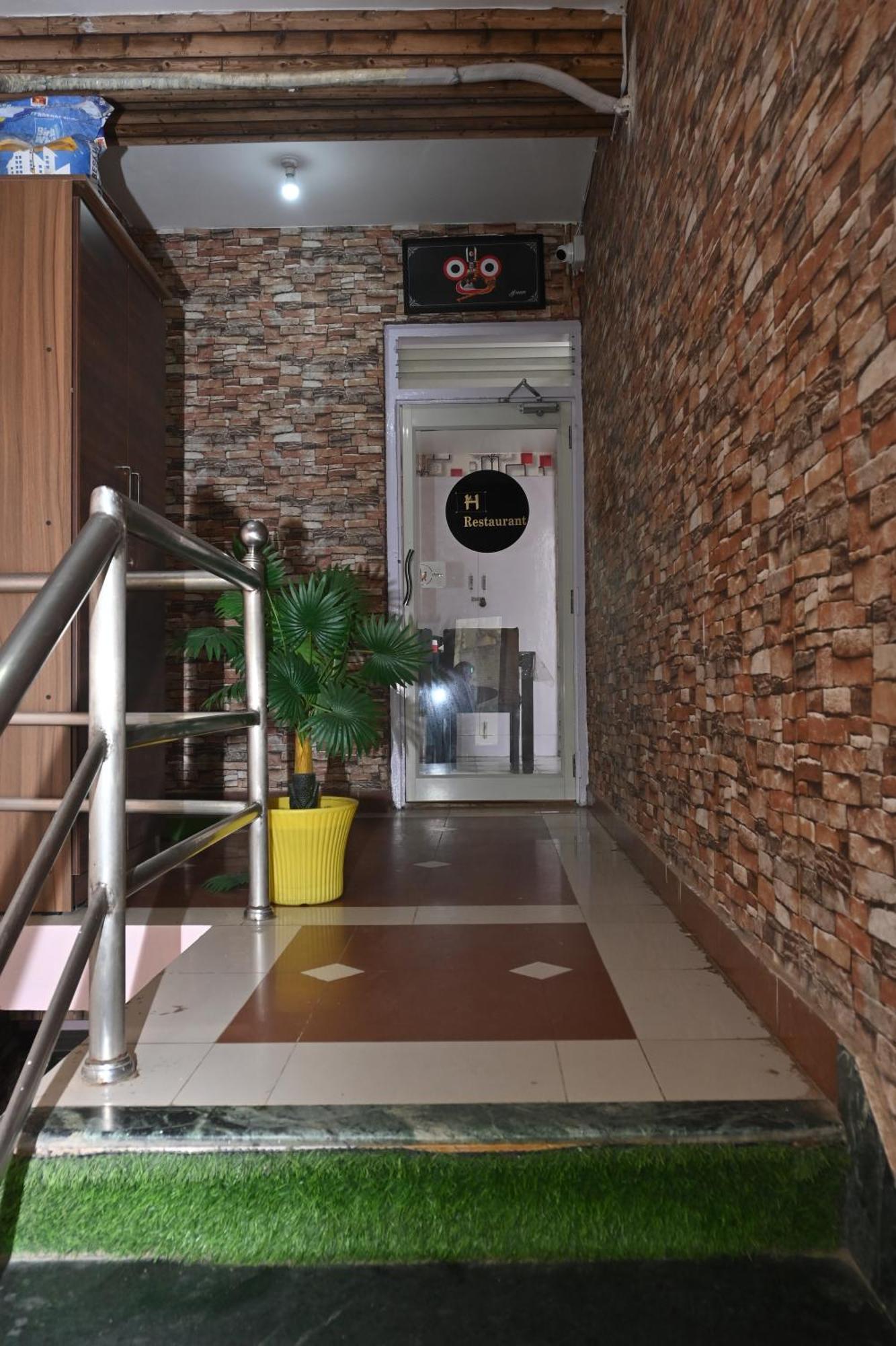 Hotel The Finch Purî Extérieur photo